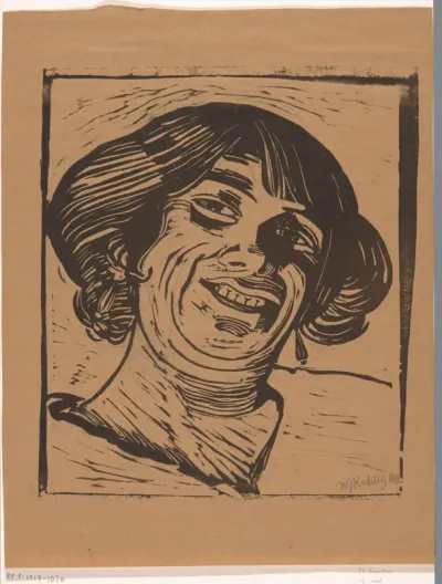 Lachende vrouw met oorbellen