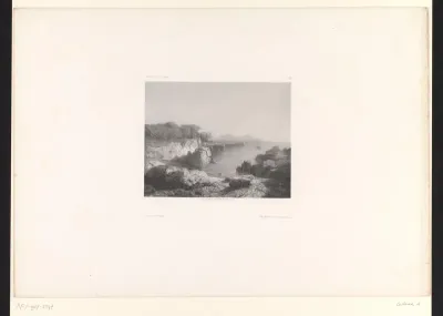 Landschap met baai en rotsachtige kust
