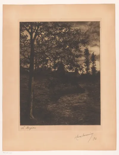 Landschap met gebouw verscholen achter bebossing