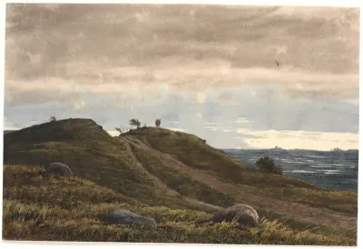 Landskab med en sandet vej, der fører over en lyngbakke. Til højre udsigt over vidtstrakt land med tørvemoser. Fra Raageleje-egnen?