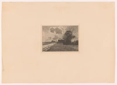 Landweg met boerderij tussen bomen