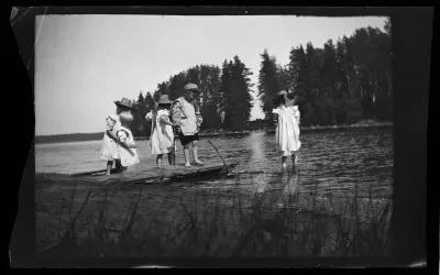 Lapset leikkivät rannalla