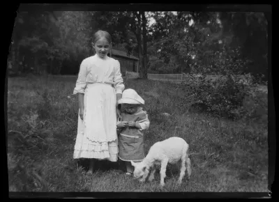 Lastenhoitaja Hilma Yläoutinen, Tom Simberg ja Bunka-lammas