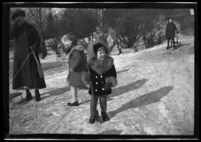 Lastenhoitaja, todennäköisesti Martha Lilius sekä Tom Simberg Katajanokanpuistikossa