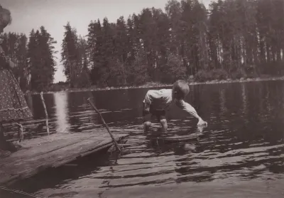 Leikkilaivaa uittavia lapsia Niemenlautalla