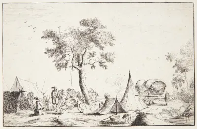 Lejrplads med et træ i midten, t.h. et spidst telt