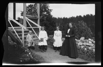 Leo, Lisa, Karin ja Mathilda Andersin Vaaleanpunaisen huvilan pihalla