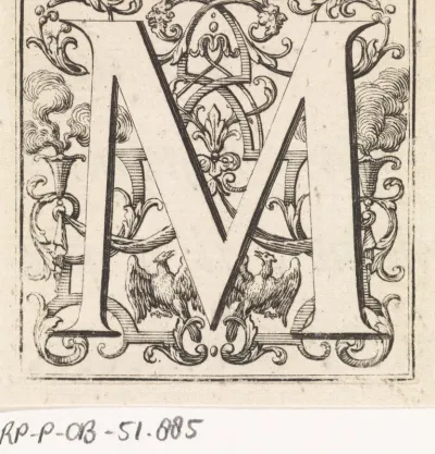 Letter M met op de achtergrond ornament