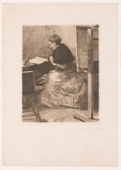 Lezende vrouw aan een tafel