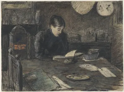 Lezende vrouw aan een tafel