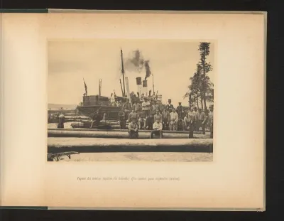 Lijnstoomboot op Grimsby in de haven van Rotterdam, met rustende bemanningsleden