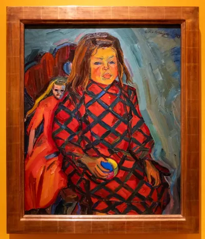 Mädchen mit roter Puppe