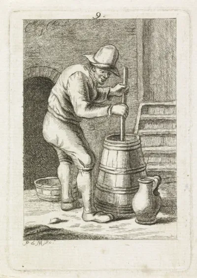 Man boter aan het karnen