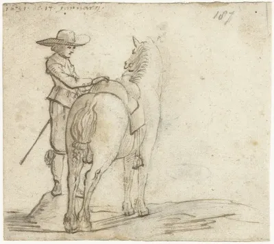 Man die het zadel van een paard verschikt