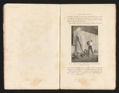 Man gooit emmer water tegen een muur