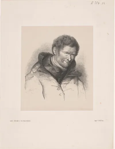 Man in oude kapotte jas