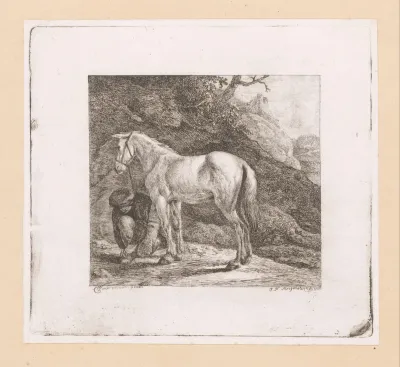 Man met paard strikt zijn veters