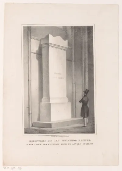 Man staat voor grafmonument van Joan Melchior Kemper