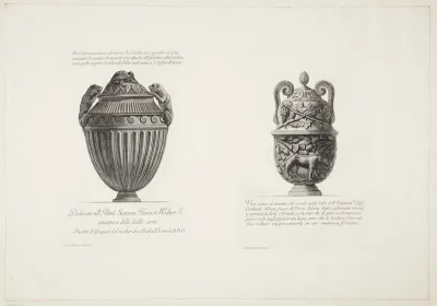 Marmorvase med hunde som hanke og marmorvase med relief med en ulv