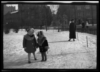 Martha Lilius, Tom Simberg ja lastenhoitaja Katajanokanpuistossa