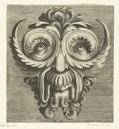 Masker met bladvormige jukbeenderen, schotelvormige oogkassen en een toef krullen midden op het hoofd