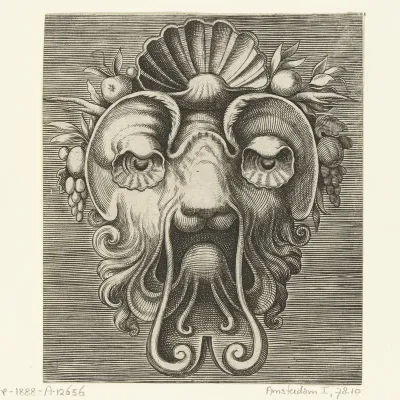 Masker met schelpvormige ogen en een schelp tussen vruchtentrossen op het voorhoofd