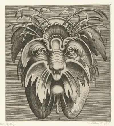 Masker met uitgezakte wangen en een snor, in het haar zitten grassen