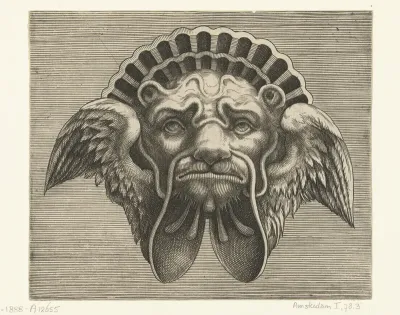 Masker met vleugels in plaats van oren en een hoofdtooi in de vorm van een schelp