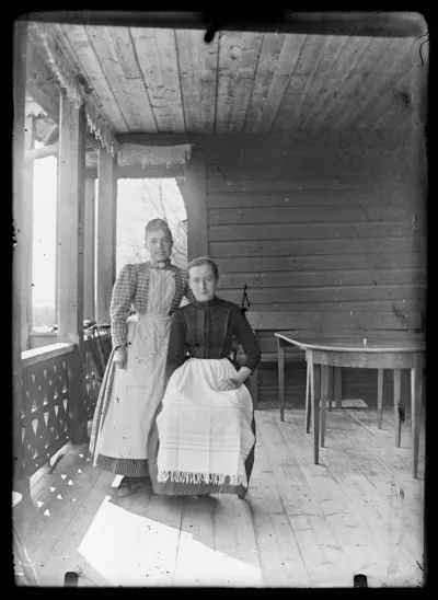 Mathilda Elisabeth Andersin ja Blenda Simberg Keltaisen huvilan kuistilla