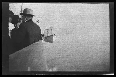 Matkustajia RMS Lusitanian kannella, pelastusvene taustalla