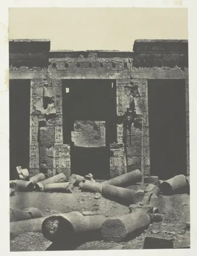 Médinet-Habou, Partie Orientale du Péristyle du Palais de Ramsès-Méiamoun; Thèbes, plate 51 from the album "Egypte, Nubie, Palestine et Syrie" (1852)