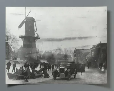 Mensen en een auto op het ijs, Schiedam