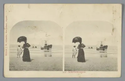 Mensen en een paardenkar op het strand van Scheveningen