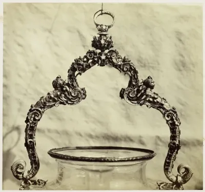 Metalen handvat van kristallen kan, uit het Louvre