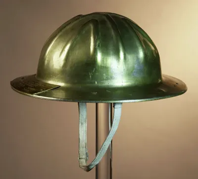 Metalen helm, gedragen bij slaan eerste paal "Ziekenhuis 'DIJKZIGT'", 1952