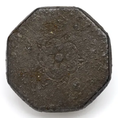 Metalen knoop, achthoekig, in het midden een roos