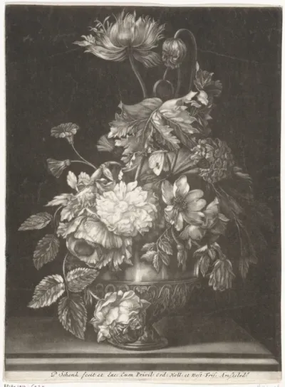 Metalen vaas met bloemen