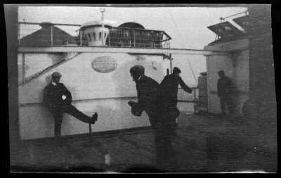Miehet pelaamassa RMS Lusitanian kannella