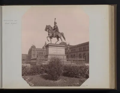 Monument van Ernst August bij het centraal station in Hannover