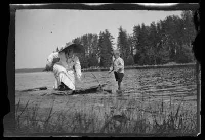 Nainen ja lapsi rannalla