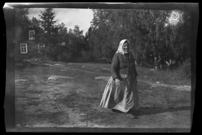 Nainen pihamaalla