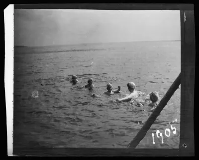 Naiset uivat Selkärannassa