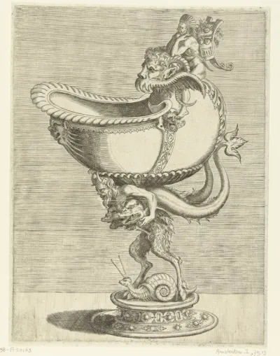 Nautilusbokaal, rustend op de rug van een sater