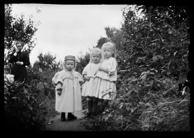 Nelli, Adrienne (Adi) ja Gertrud Natalie (Gertie)  Gadd Niementiellä