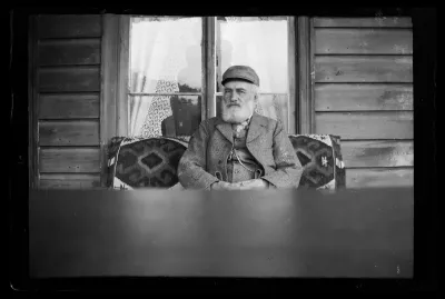 Niclas Simberg Keltaisen huvilan kuistilla