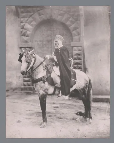 Officier te paard, vermoedelijk in Algiers, Algerije