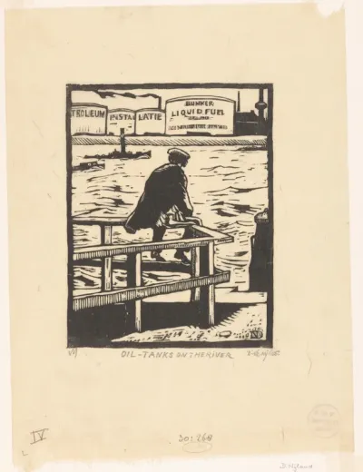 Olietanks op de oever van een rivier