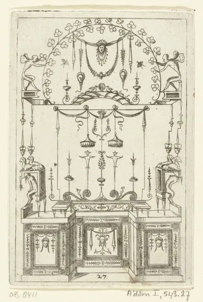 Op een sokkel, gedecoreerd met mascarons, staat een bank tussen twee schermen