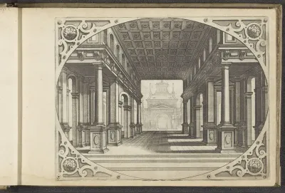 Open hal met aan beide zijden een colonnade