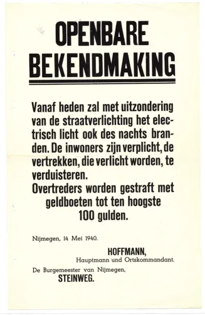 Openbare bekendmaking van Ortskommandant Hoffmann en burgemeester Steinweg betreffende de verduisteringsmaatregelen op 14 mei 1940, en de boete van 100 gulden op het niet naleven ervan. Achterop het aanplakbiljet staat een stempel A.